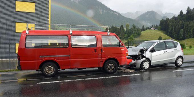 Kollision zwischen zwei Personenwagen. Personenwagen