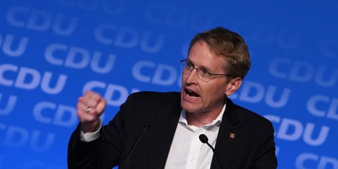 Daniel Günther (CDU), Ministerpräsident von Schleswig-Holstein, spricht auf dem Landesparteitag der CDU zum Abschluss der Koalitionsverhandlungen in den Holstenhallen. daniel günther