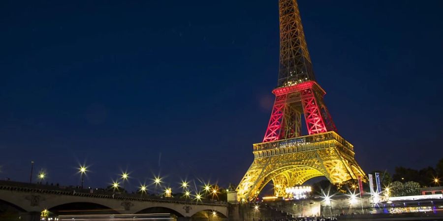 Der Eiffelturm bei Nacht: den Franzosen ist die Shopping-Lust vergangen (Archivbild).