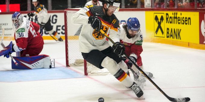 Marcel Noebels behauptet den Puck gegen Michal Kempny aus Tschechien. Marcel Noebels behauptet den Puck gegen Michal Kempny aus Tschechien.