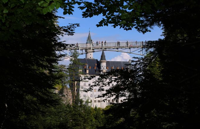Von der Marienbrücke hat man einen tollen Blick auf Schloss Neuschwanstein. Doch wegen statischer Probleme ist die Brücke noch gesperrt. Wald Brücke Neuschwanstein Touristen