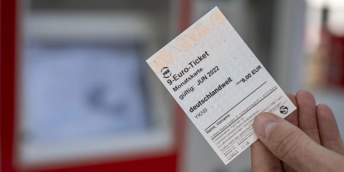 Mit dem 9-Euro-Ticket können Fahrgäste in Deutschland im Juni, Juli und August für jeweils 9 Euro bundesweit fahren. 9-Euro-Ticket