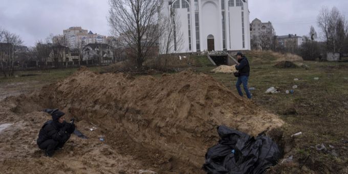 Vor der Kirche in Butscha wurden mehrere Leichen vergraben. Ukraine Krieg