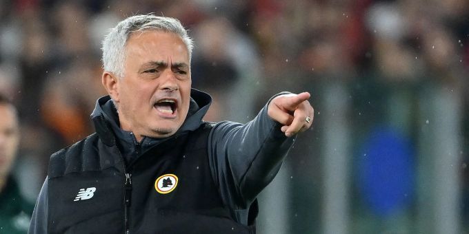 José Mourinho gestikuliert an der Seitenlinie während dem Halbfinal-Rückspiel der Conference League. José Mourinho