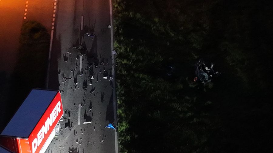 Trümmer sind aus der Luft auf der Strasse zu sehen.