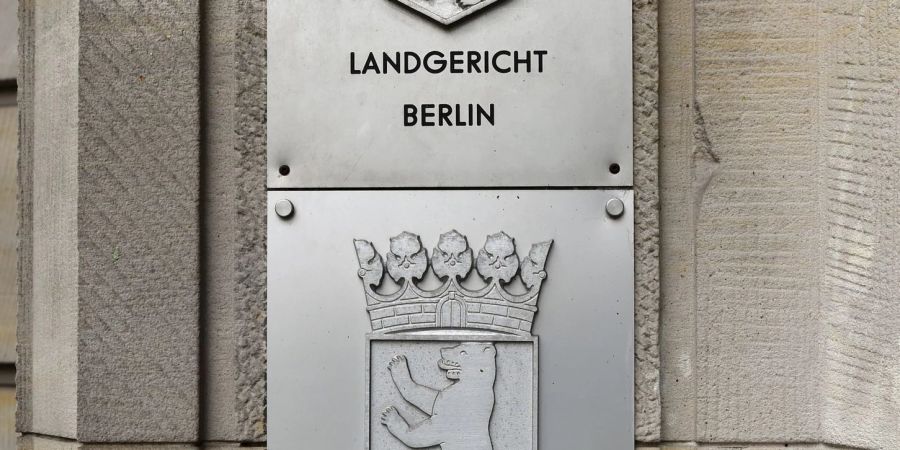 Amtsschilder vom Landgericht Berlin und der Staatsanwaltschaft Berlin.