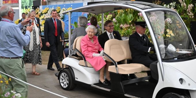 Queen Elizabeth II. fährt mit einem Golf-Buggy. Queen Elizabeth II.