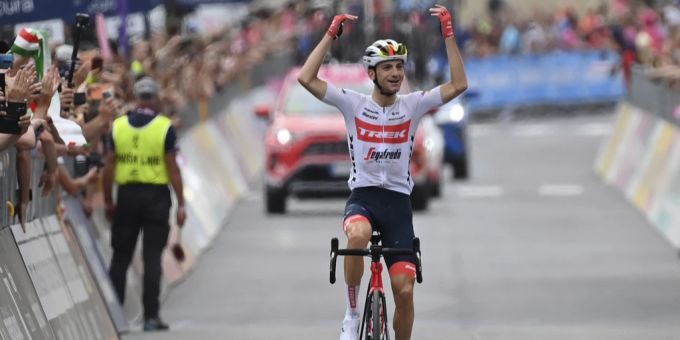 Giulio Ciccone feiert seinen Etappensieg beim Giro d'Italia. giro d'italia