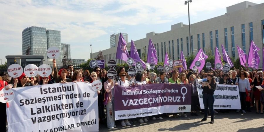 Demonstrierende vor dem Staatsrat in Ankara