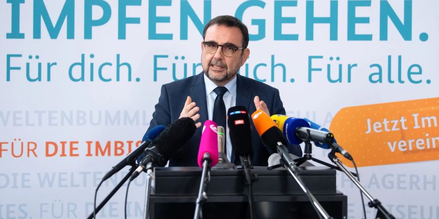 Bayerns Gesundheitsminister Klaus Holetschek (CSU)spricht auf einer Pressekonferenz zur einrichtungsbezogenen Impfpflicht.