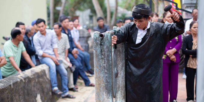 Dorfbewohner in Tam Hai in Zentralvietnam nehmen an einem Fest zu Ehren der Geister der Wale teil.