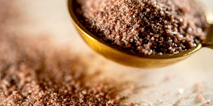 Kala Namak Salz, auch Black Salt genannt, schimmert meist bräunlich-rosarot bis dunkel-violett. Salz Löffel bräunlich rosa