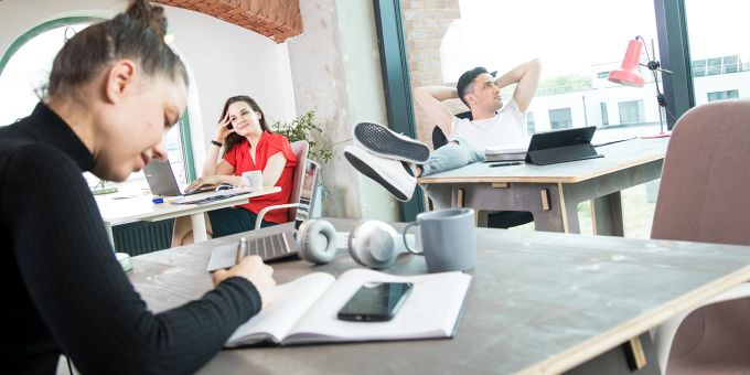 Wer weiss, wie sich der eigene innere Antrieb besonders pushen lässt, ist im Job oft zufriedener. Frau Tisch Büro Job Kollegen