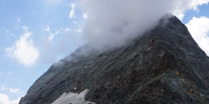 Der Bergsteiger stürzte 350 Meter tief in die Ostwand des Matterhorns. Der Bergsteiger stürzte 350 Meter tief in die Ostwand des Matterhorns.