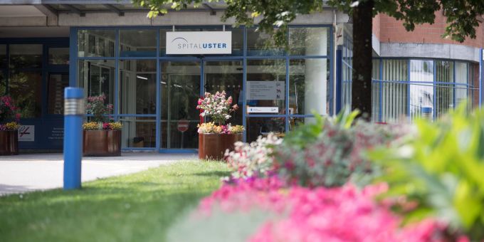 Der Haupteingang des Spitals Uster. Spital Krankenhaus