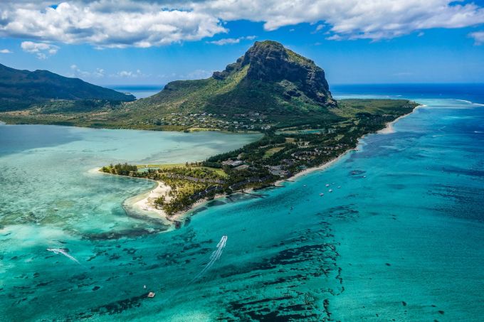 Grün, blau und ein wenig weiss so weit das Auge reicht: Mauritius ist ein Traum für viele Reiseliebhaber. Fernreise TUI