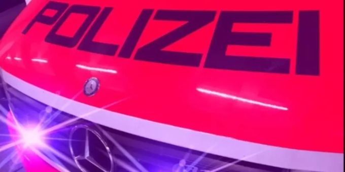 Frau mit Kind mit Messer bedroht.