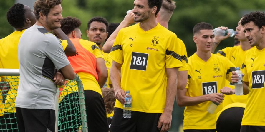 BVB-Trainer Edin Terzic (l) spricht während einer Trainingseinheit mit Mats Hummels.