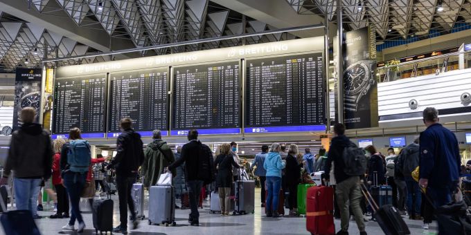 In den Flughäfen von Düsseldorf, Berlin oder Frankfurt bilden sich schon jetzt regelmässig lange Schlangen. Die Probleme dürften den Sommer über anhalten. In den Flughäfen von Düsseldorf, Berlin oder Frankfurt bilden sich schon jetzt regelmässig lange Schlangen. Die Probleme dürften den Sommer über anhalten.
