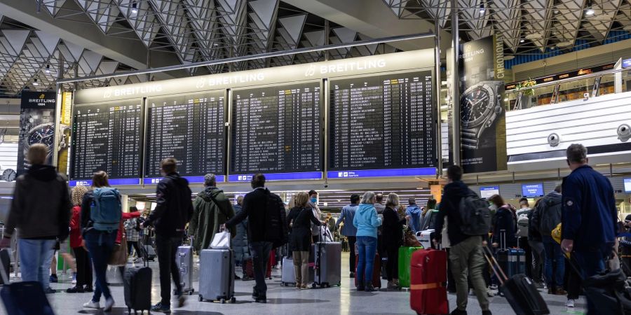 In den Flughäfen von Düsseldorf, Berlin oder Frankfurt bilden sich schon jetzt regelmässig lange Schlangen. Die Probleme dürften den Sommer über anhalten.