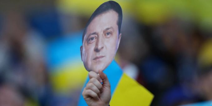 Ukraine-Anhänger halten beim Sieg gegen Schottland Bilder mit dem Gesicht von Wolodymyr Selenskyj hoch. WM 2022