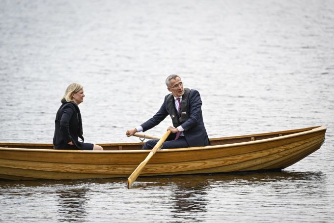 Sitzen schon jetzt im selben Boot: Schwedens Ministerpräsidentin Magdalena Andersson und Nato-Generalsekretär Jens Stoltenberg unterhalten sich auf einem traditionellen Ruderboot während eines Treffens in Harpsund. Sweden NATO