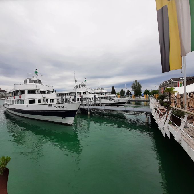 Ausflugsschiffe im Hafen Hafen