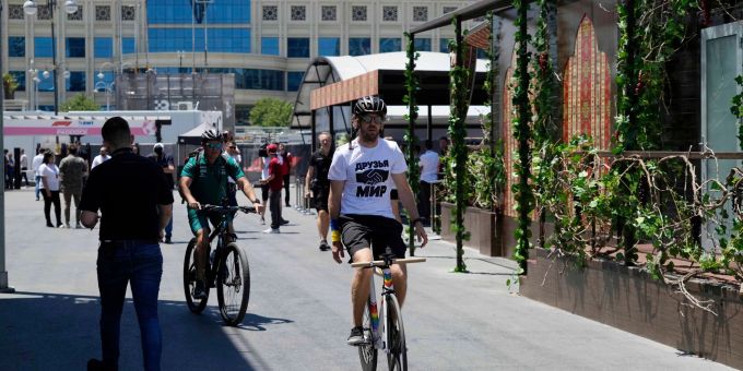 Formel-1-Pilot Sebastian Vettel kam mit dem Fahrrad und speziellem T-Shirt zum Training. Formel-1-Pilot Sebastian Vettel kam mit dem Fahrrad und speziellem T-Shirt zum Training.
