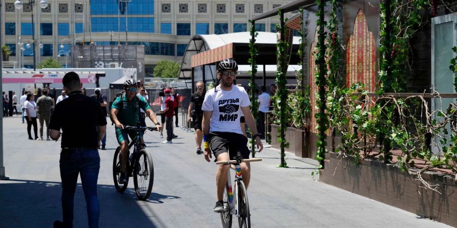 Formel-1-Pilot Sebastian Vettel kam mit dem Fahrrad und speziellem T-Shirt zum Training.