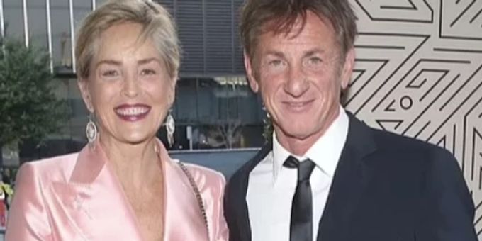 Auf Sean Penns Gala - Sharon Stone posiert in einem rosa Satinanzug