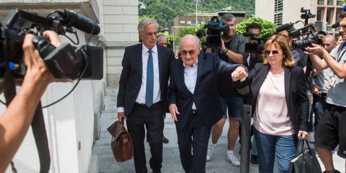 Joseph «Sepp» Blatter mit seinem Anwalt Lorenz Erni und seiner Tochter Corinna Blatter in Bellinzona. sepp blatter
