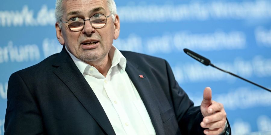 IG-Metall-Chef Jörg Hofmann sieht weiterhin hohe finanzielle Belastungen für Verbraucher.