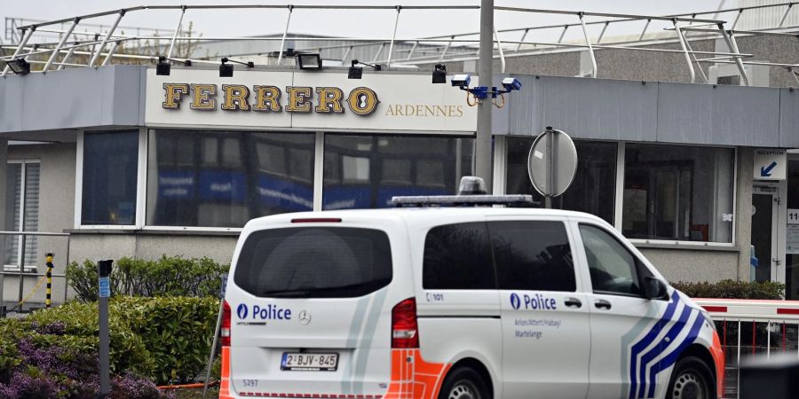 Ein Polizeifahrzeug steht vor der Ferrero-Fabrik.