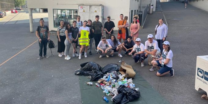 Lernende mit eingesammeltem Abfall, rechts Sensibilisierungs-Team (zVg) Lernende und Sensibilisierungs-Team (zVg)