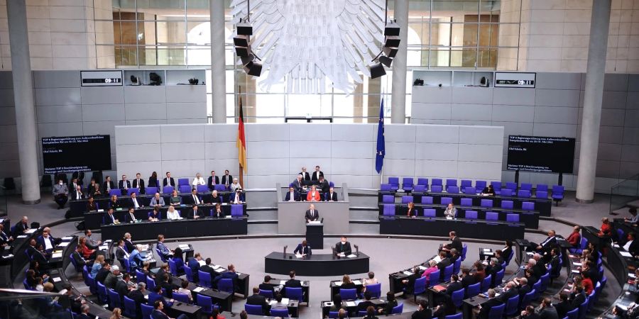 Bundeskanzler Olaf Scholz (SPD) spricht im Bundestag.