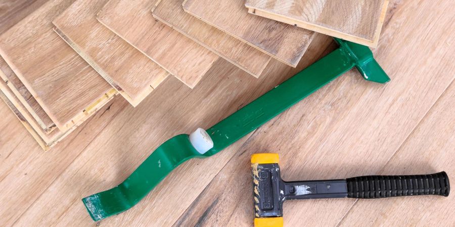 Das Verlegemuster des Parketts kann helfen, schmalere Räume grösser wirken zu lassen.