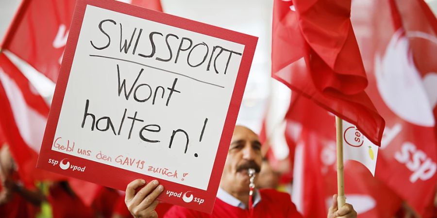 Mit einem Pfeifkonzert und Buh-Rufen haben am Samstag rund 150 Swissport-Angestellte gegen schlechte Arbeitsbedingungen demonstriert.