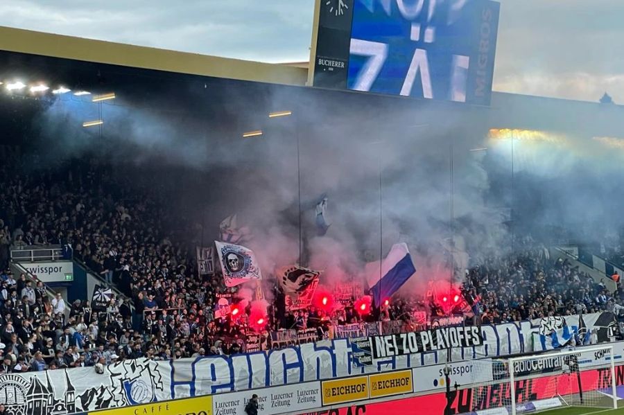 Die beiden Fan-Kurven heizen ihren Mannschaften mächtig ein.