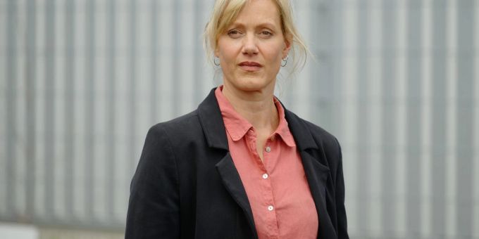 Die Schauspielerin Anna Schudt, auch bekannt als Kommissarin Martina Bönisch, bei Dreharbeiten zum Dortmunder "Tatort - Heile Welt". Die Schauspielerin Anna Schudt, auch bekannt als Kommissarin Martina Bönisch, bei Dreharbeiten zum Dortmunder "Tatort - Heile Welt".