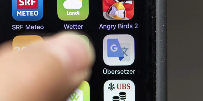 Eine Person greif auf die Übersetzer-App auf ihrem Smartphone zu. bündnerromanisch