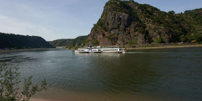 Der Raddampfer «Goethe» passiert den Loreleyfelsen bei St. Goar. Der Raddampfer «Goethe» passiert den Loreleyfelsen bei St. Goar.