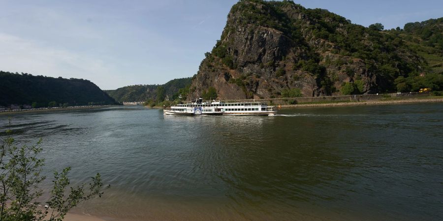 Der Raddampfer «Goethe» passiert den Loreleyfelsen bei St. Goar.