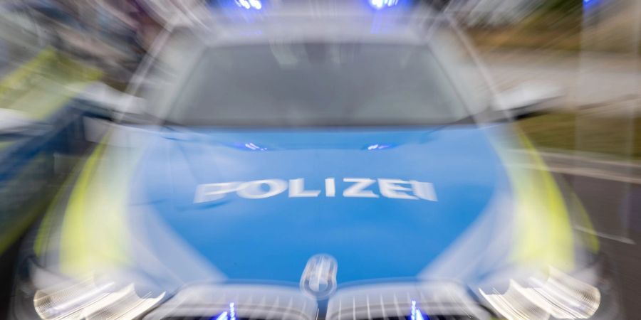Die Polizei hat einen betrunkenen Lkw-Fahrer im Strassenverkehr erwischt. (Symbolbild)