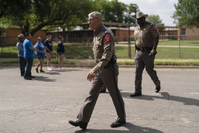 Steven McCraw vor vor der Schule in Uvalde, Texas. Texas