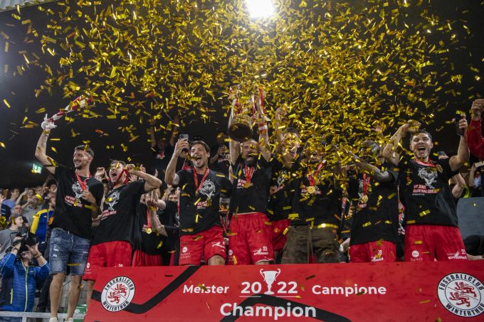 Die Fans und Spieler von Winterthur feiern den Aufstieg in die Super League nach dem Challenge League Meisterschaftsspiel zwischen dem SC Kriens und dem FC Winterthur. Super Leagu