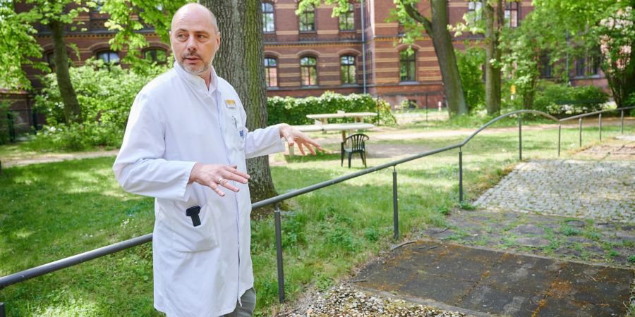 Torsten Kratz, Facharzt für Neurologie, Psychiatrie und Gerontopsychiatrie, spricht im «Grünen Behandlungszimmer».