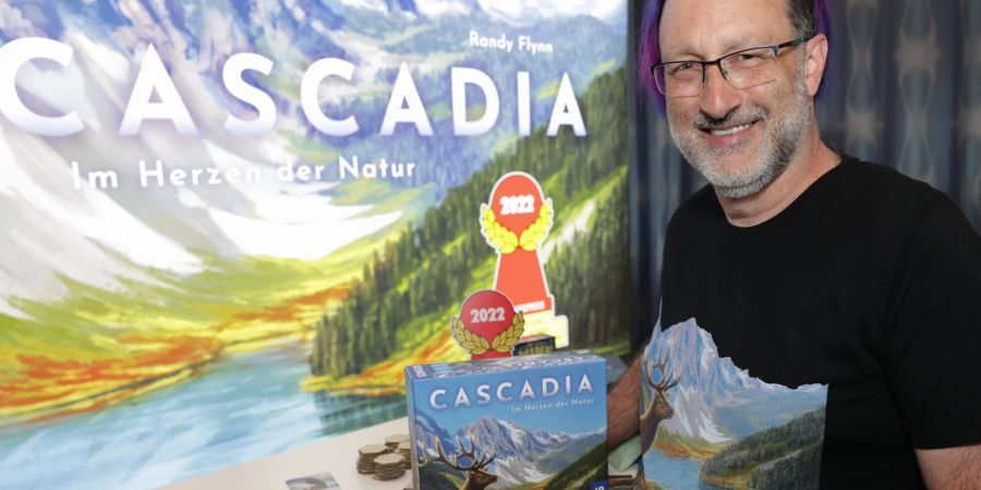 Das Plättchenlegespiel Cascadia des Autors Randy Flynn ist zum «Spiel des Jahres 2022» gewählt worden.