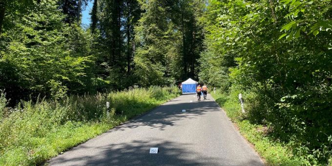 Übersichtsaufnahme der Unfallsituation auf der Hüttikerstrasse. Kantonspolizei Zürich