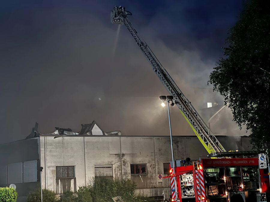 Der Brand war gegen 21.30 Uhr unter Kontrolle.