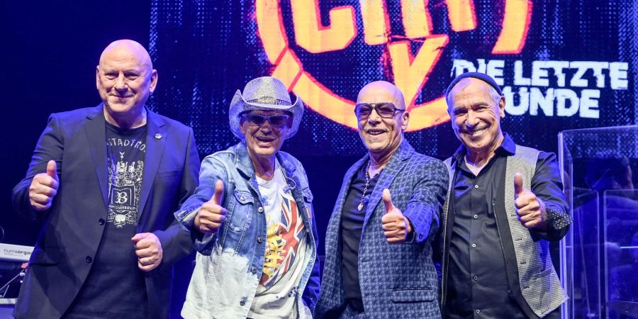 Die Musiker Manfred Hennig (l-r), Fritz Puppel, Toni Krahl und Georgi Gogow von der Band City.